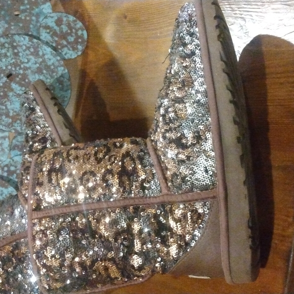 Eva Leopard Leather Uggs - Picture 3 of 8